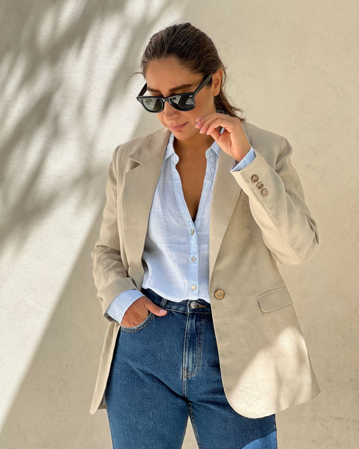 frau mit leinenblazer und jeans