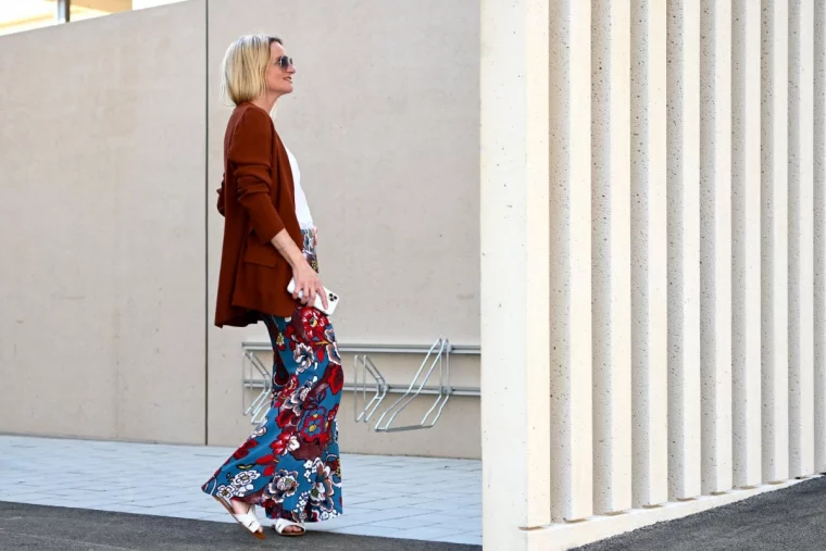 frau mit bunter palazzohose und blazer