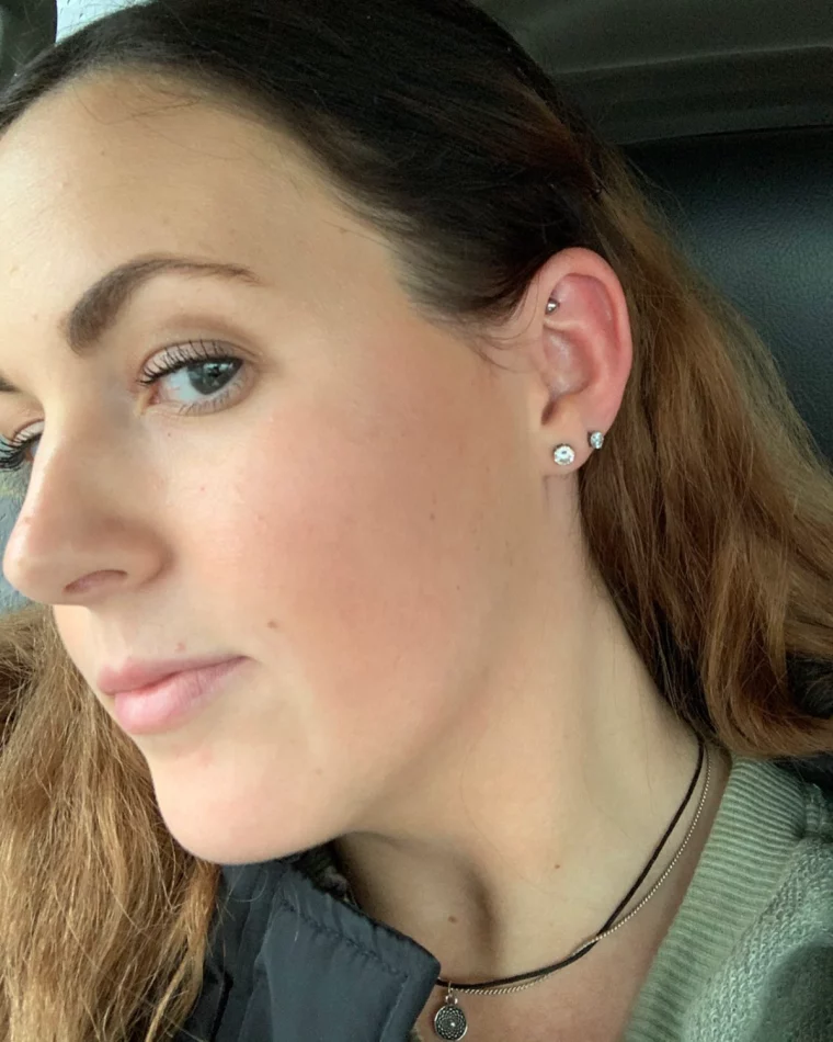 frau zeigt ihr schen men piercing