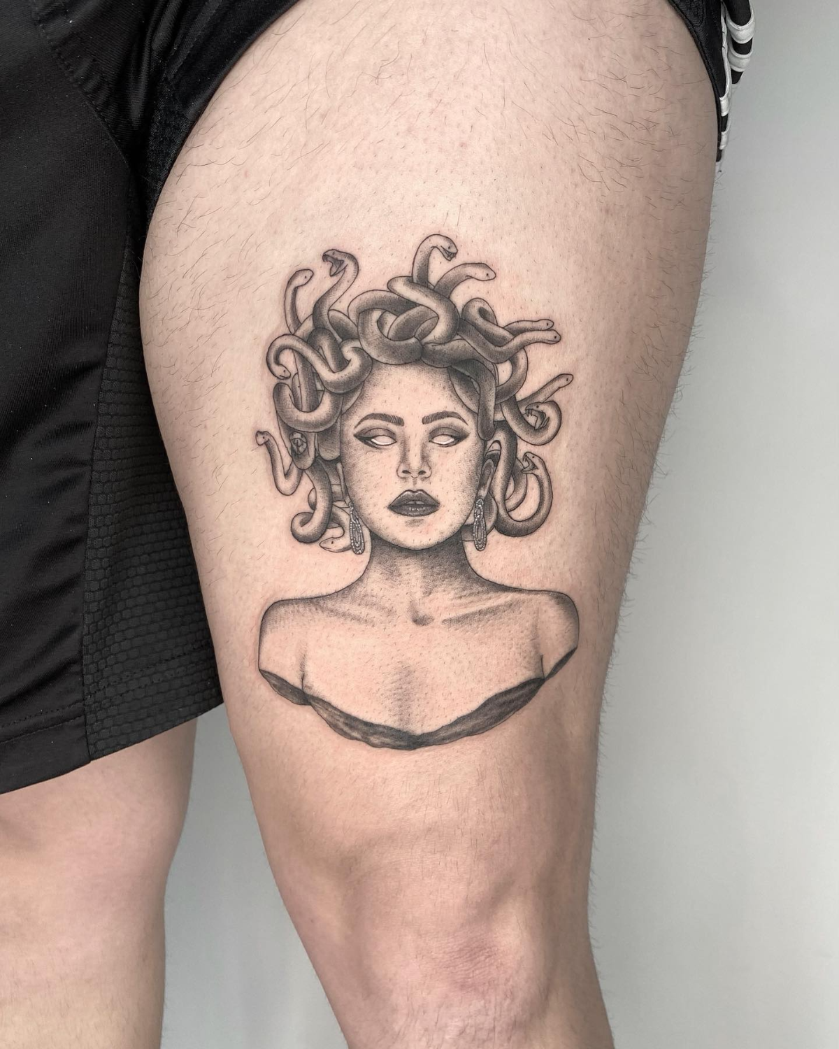 medusa tattoo auf dem bein eines mannes