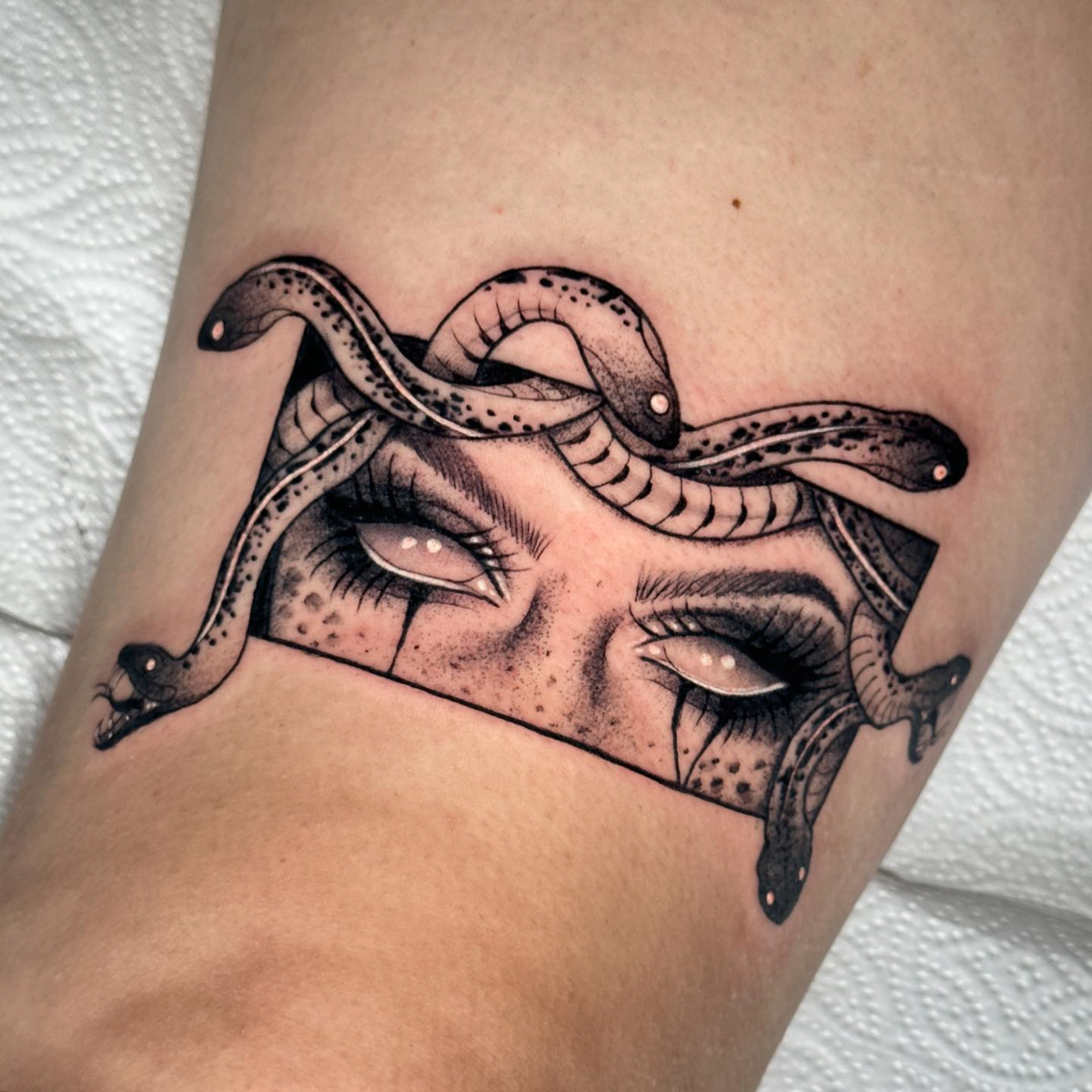 medusas augen mit schlangen tattoo