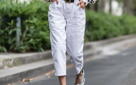 outfit mit weißer caprihose und gepunktetem hemd