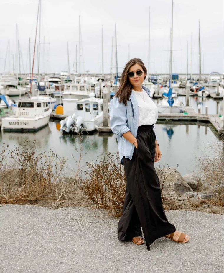 palazzo hose mit jeanshemd freizeitoutfit