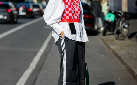 trackpants outfit mit weißem hemd und roter strickjacke und pumps