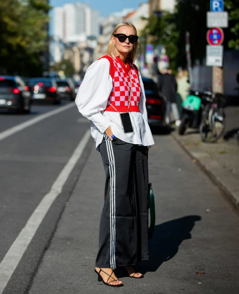 trackpants outfit mit weißem hemd und roter strickjacke und pumps