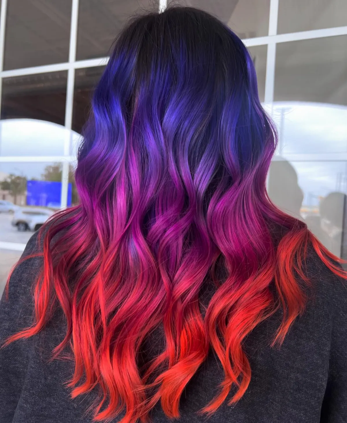 balayage haare haarfarbe blau violett und rot gewellte haare lang