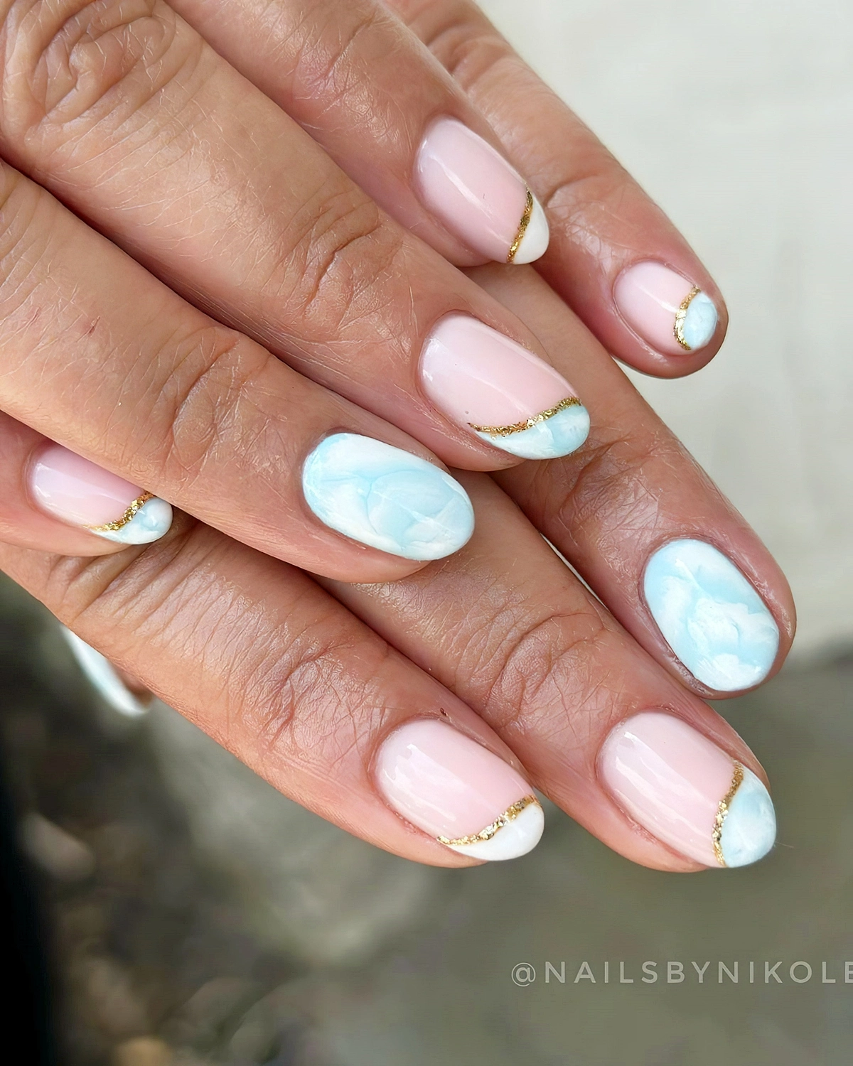 biab nails mit marmor motiv und geometrischen elementen 