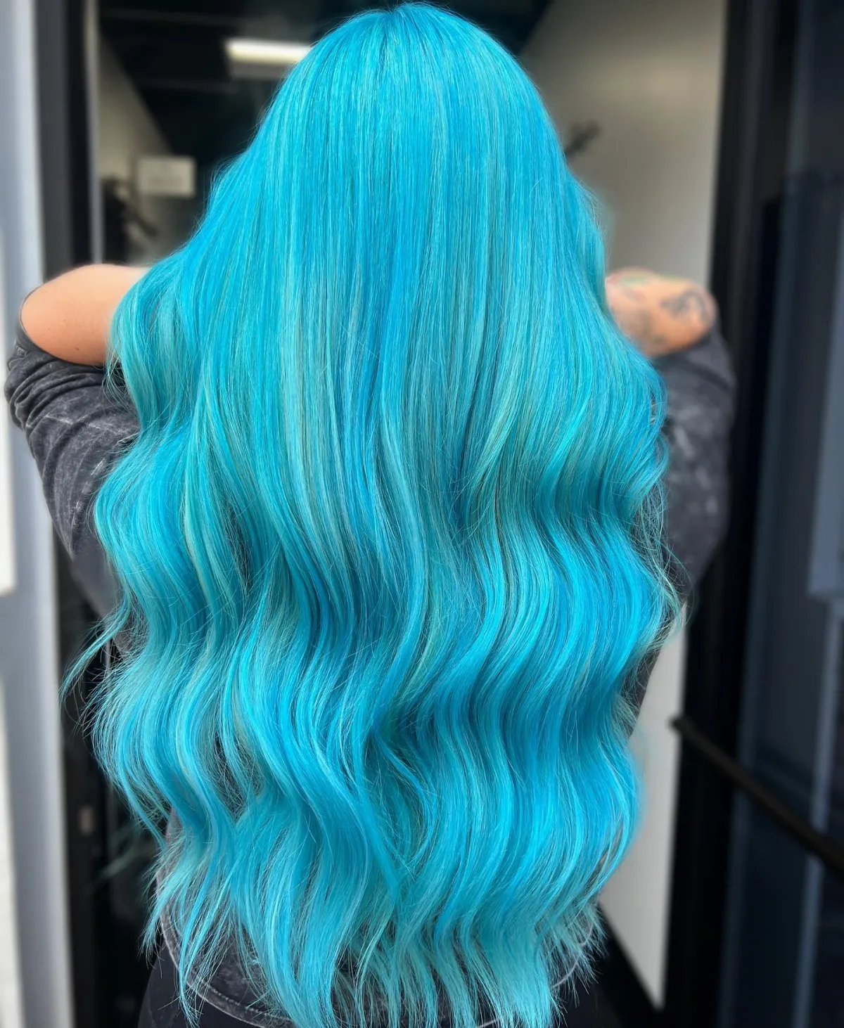 blaue haare lang gewellt sommer 2024 frische haarfarben