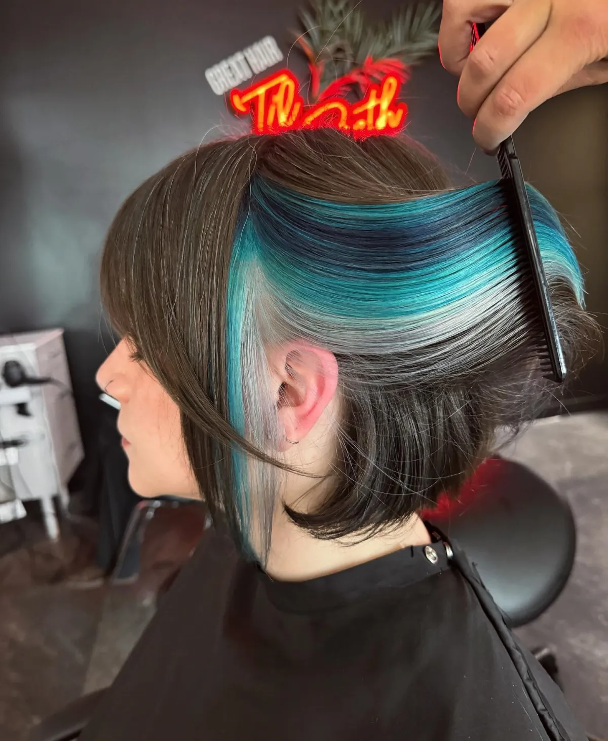 bob haarschnitt glatte schwarze haare mit blauen und blonden strähnen