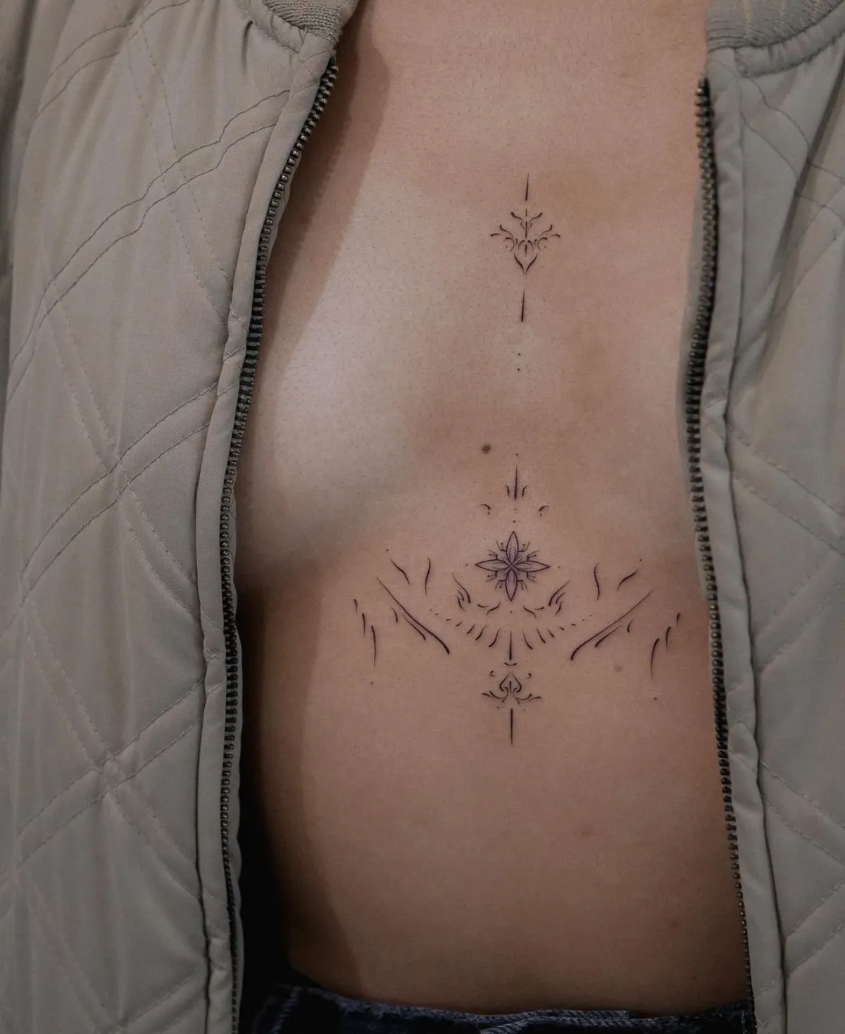 brust tattoo frau mandala motive minimalistisch