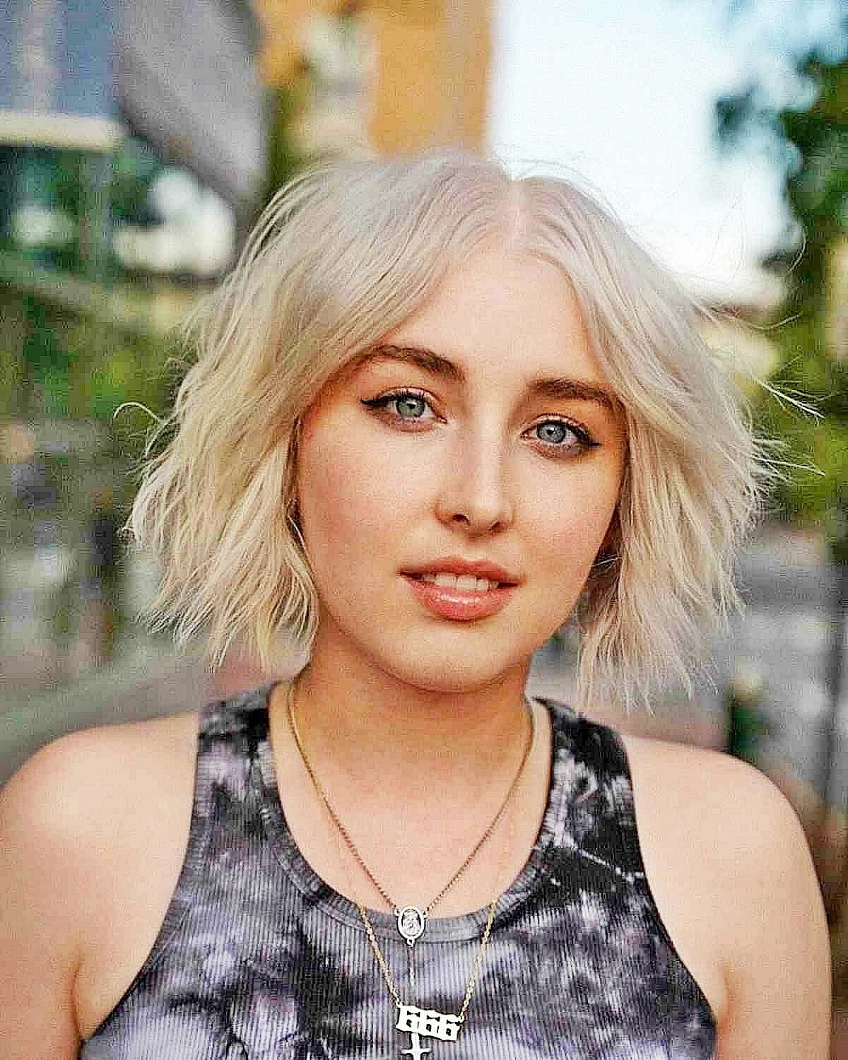 choppy bob kurz platinblonde haare aschlond frisuren trends 2024 damen joeprofita