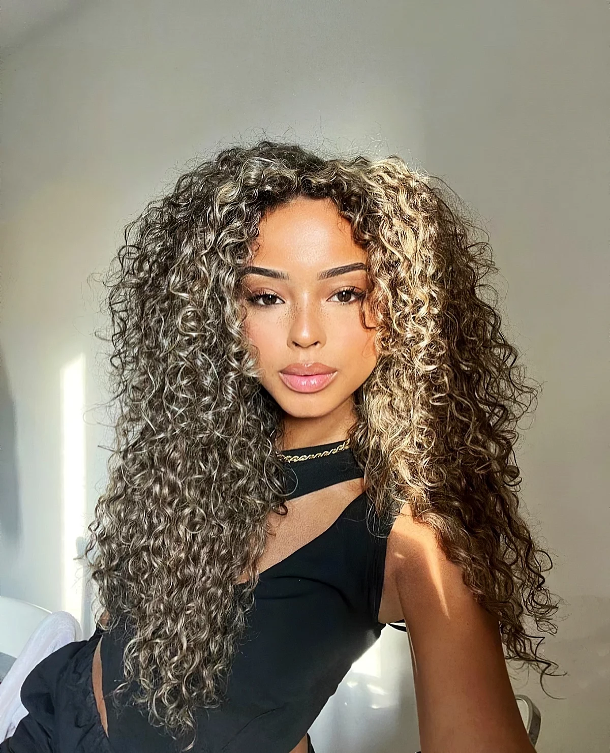 curly girl methode produkte lange afro locken blonde strahnen 