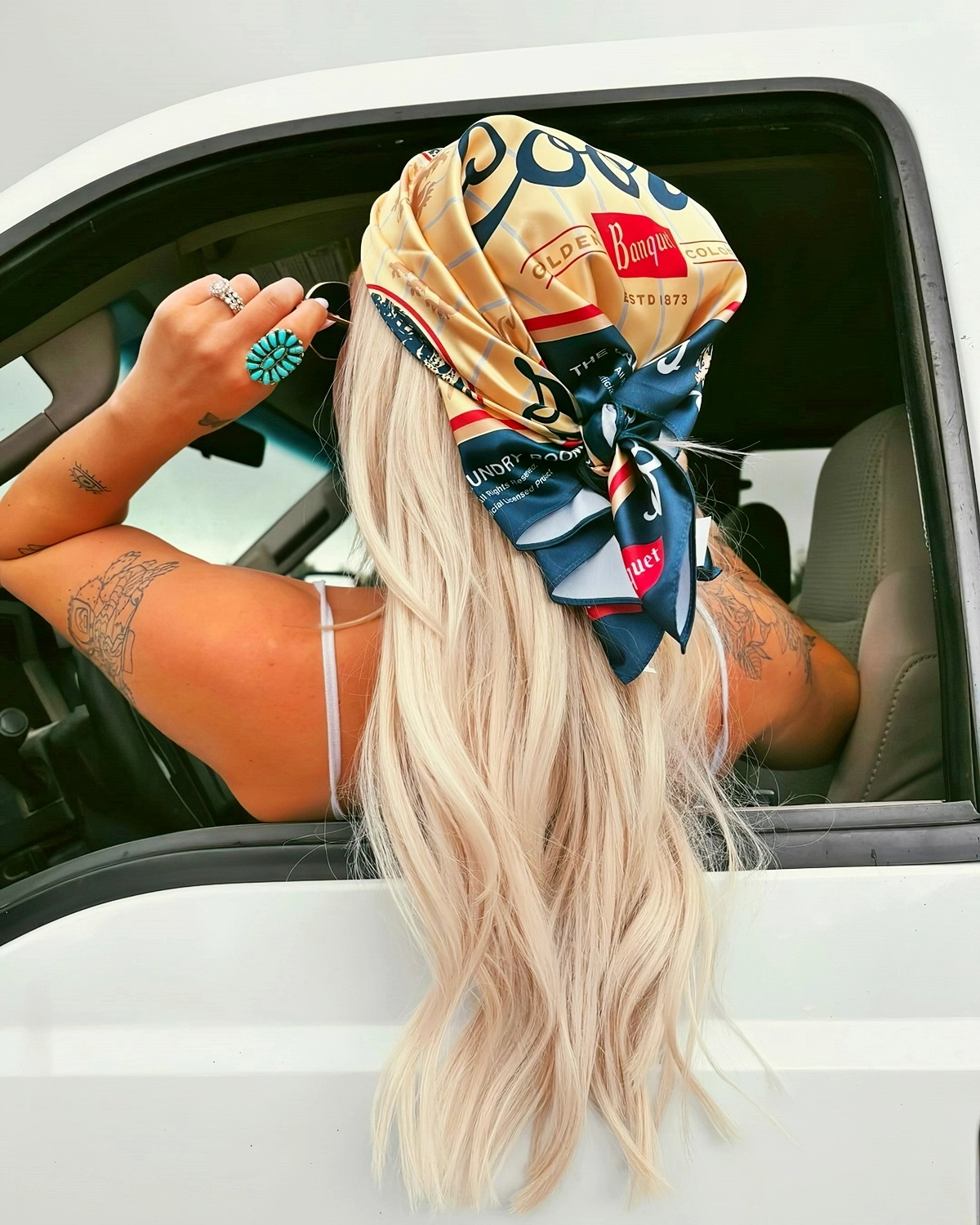 die bestne bandana frisuren blonde haare buntes kopftuch sommerfrisuren thebuckskinbabes