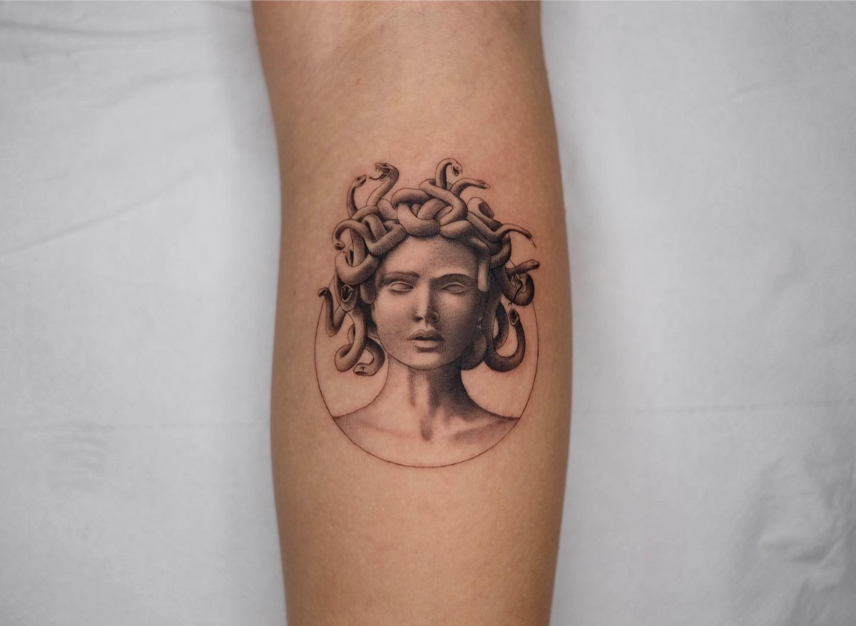 einfaches schönes medusa tattoo