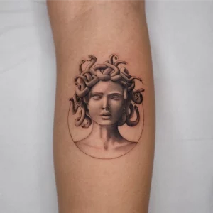 einfaches schönes medusa tattoo