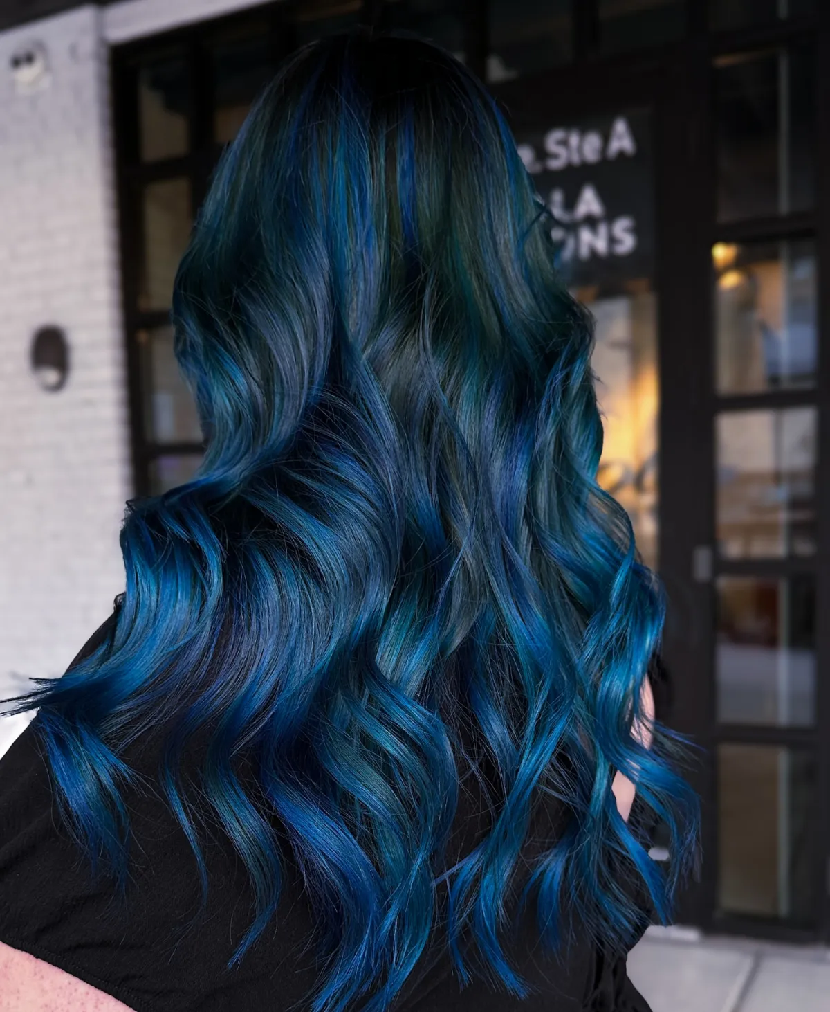 electric blue haarfarbe lange gewellte haare