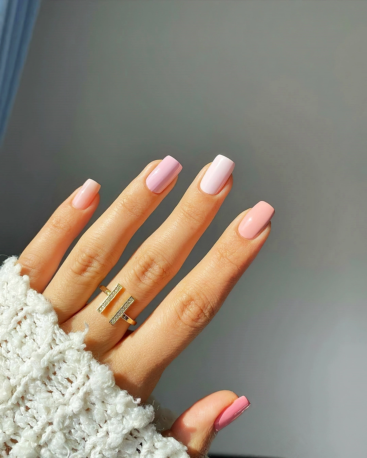 fingernaegel rosa und weiss quadrafroermiges nageldesign 