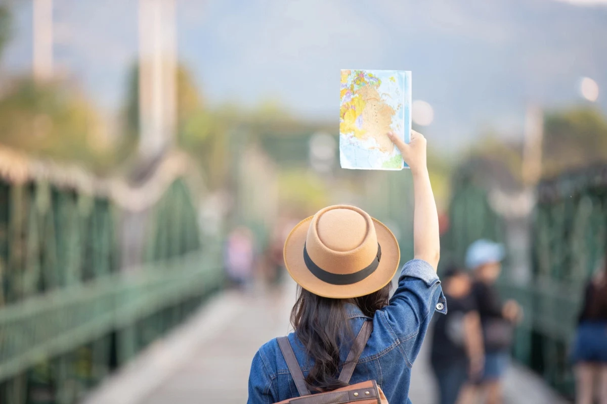 frau tourist mit karte in der hand