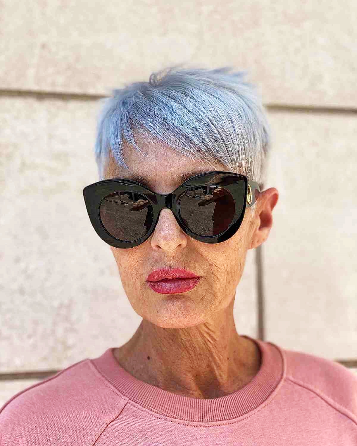 freche frisuren ab 50 mit brille pixie cut mit pony fuer reife frauen elrojoshair