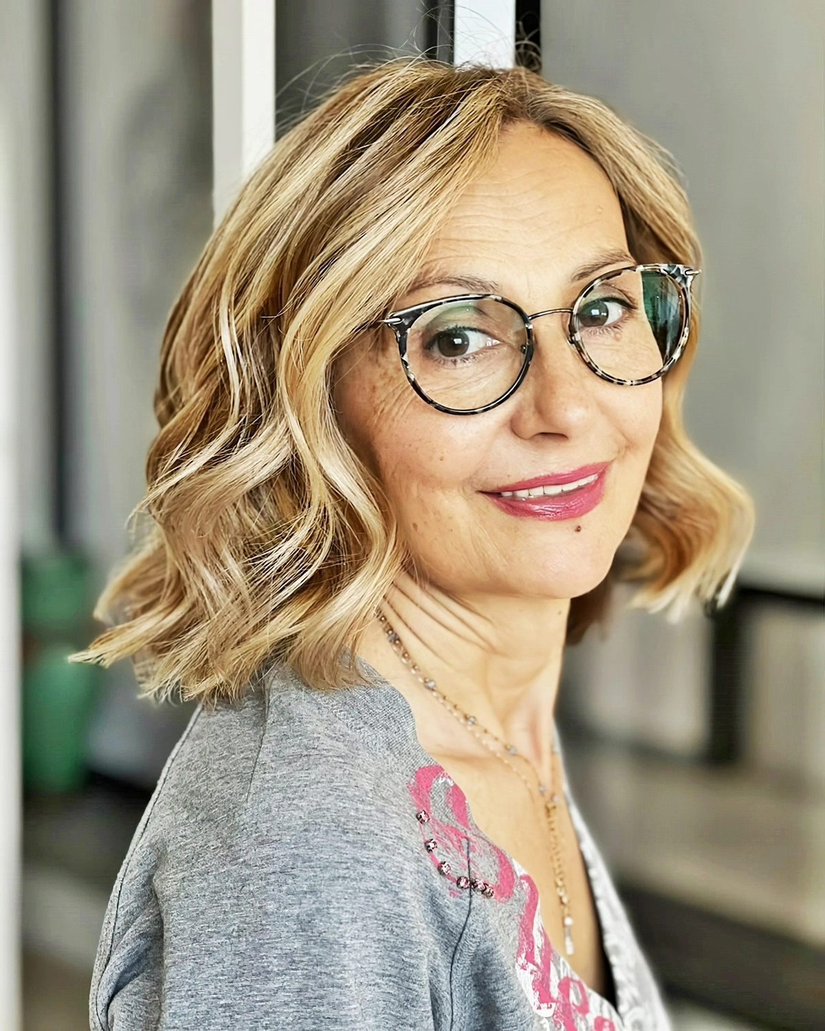 frisuren ab 50 mit brille welliger bob mit seitenscheitel fuer aeltere frauen