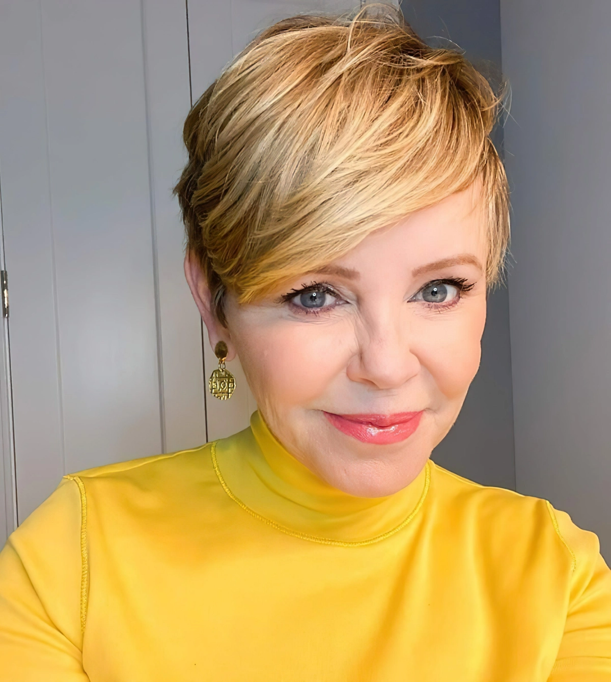 frisuren bei wenig haar hinigfarbener pixie cut mit pony und fransen