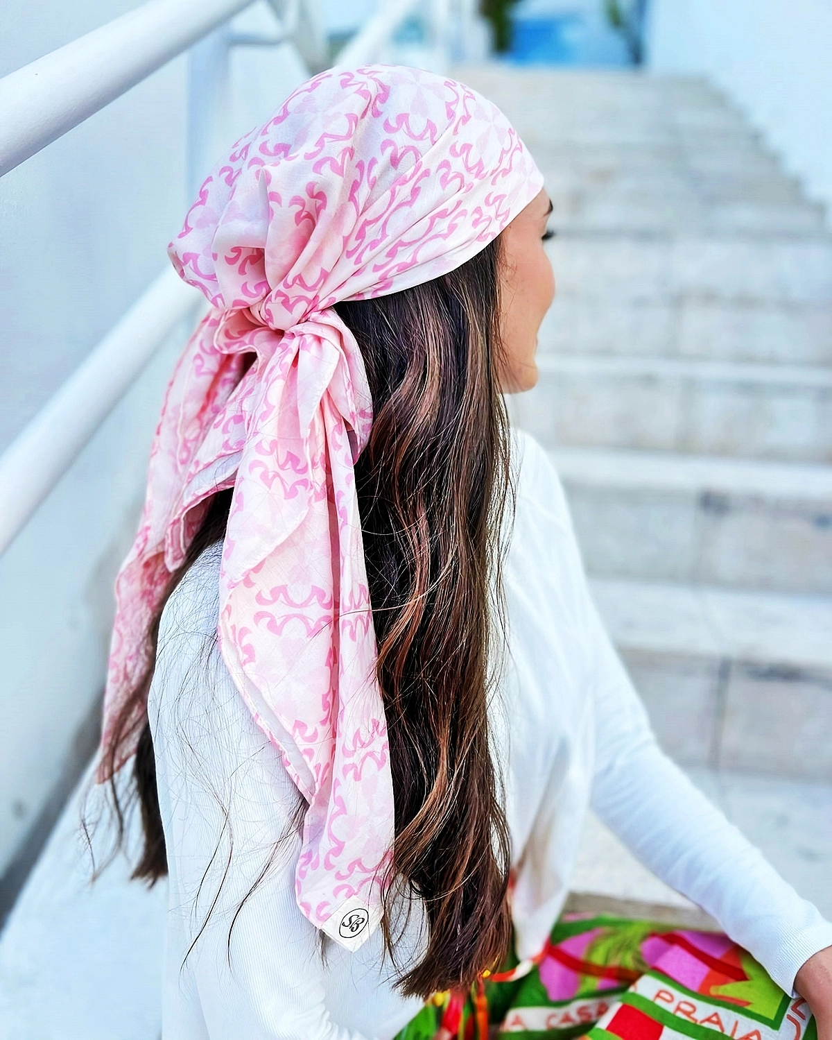 frisuren mit einem haarband rosa weisses kopftuch frisurenideen sommer the.scarfbar