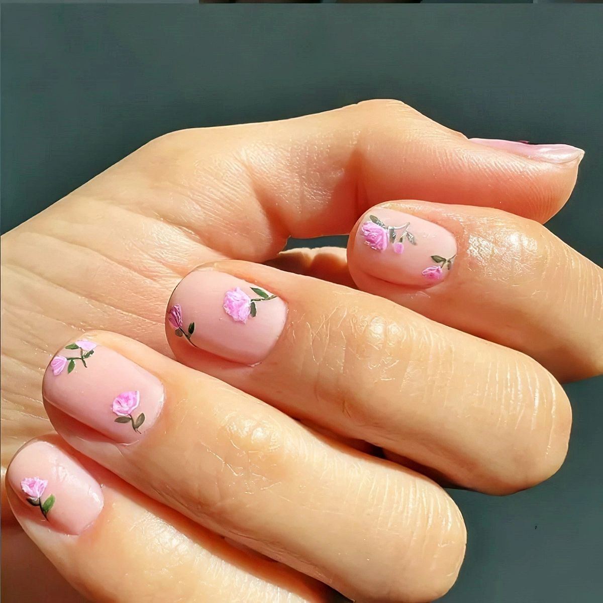 gelnaegel natur rosa kurzes nageldesign kurze naegel mit floralem motiv 