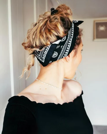 haarband frisur schwarz weisses bandana hochsteckfrisur ideen mit tuch imlaurabradshaw