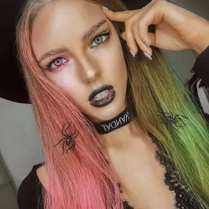 hexe look modern schwarzer lippenstift haare zweifarbig mit spinnen