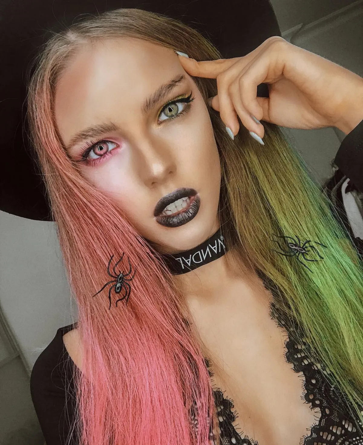 hexe look modern schwarzer lippenstift haare zweifarbig mit spinnen