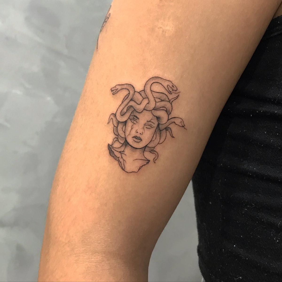 kleines tattoo medusa