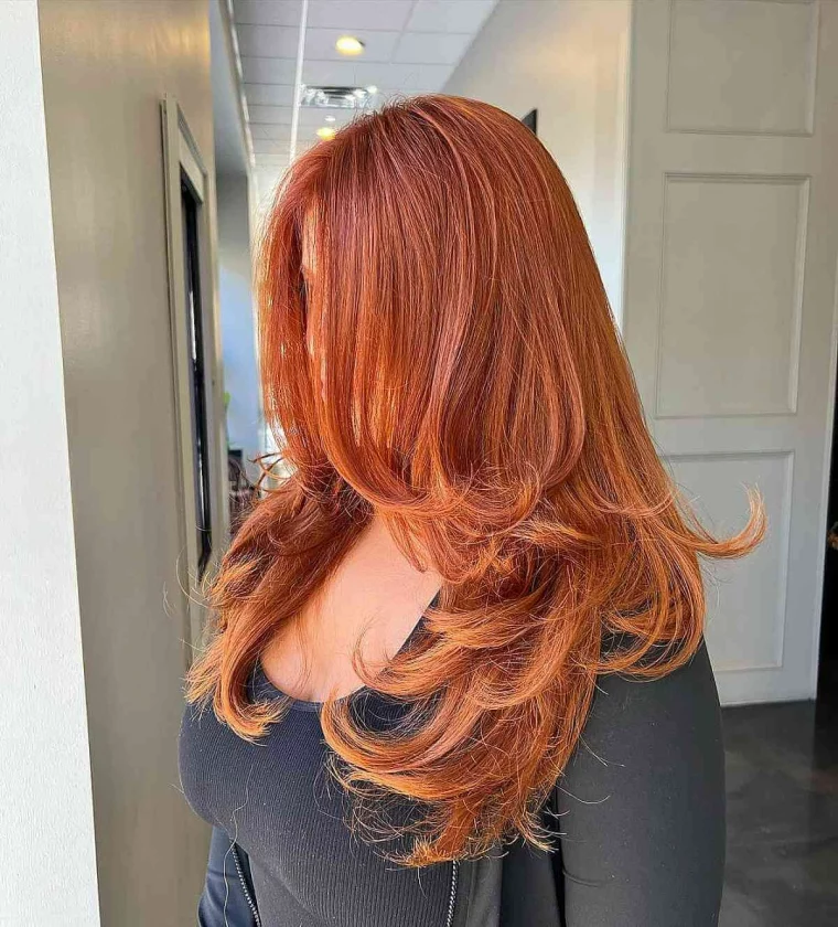 kupfer haarfarbe lange rote haare stufenschnitt damen trendige haarfarbenideen 2024 glamhousehairsalon