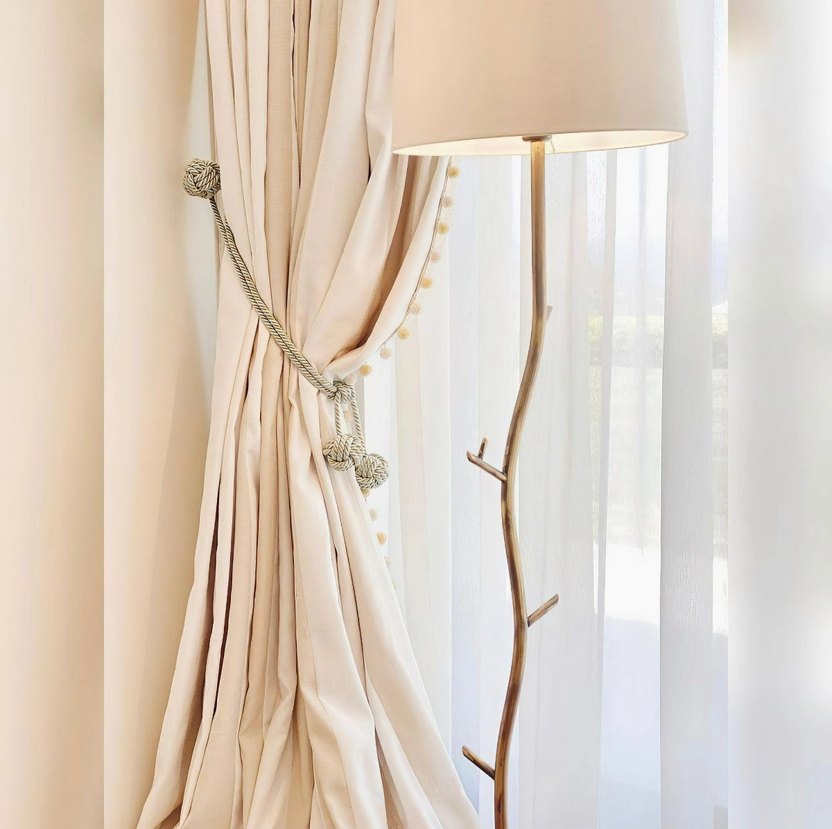 leinen gardinen in beige vorhange aus natuerlichem stoff bellemaisonperde