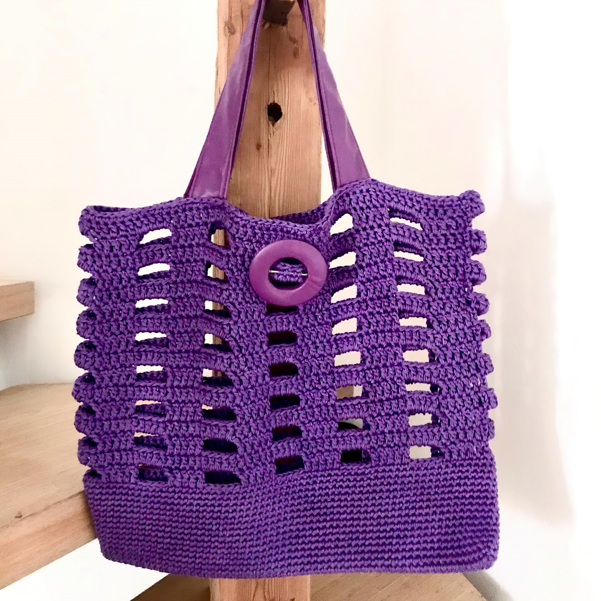 lila tasche die geflochten ist und taschen trends 2024