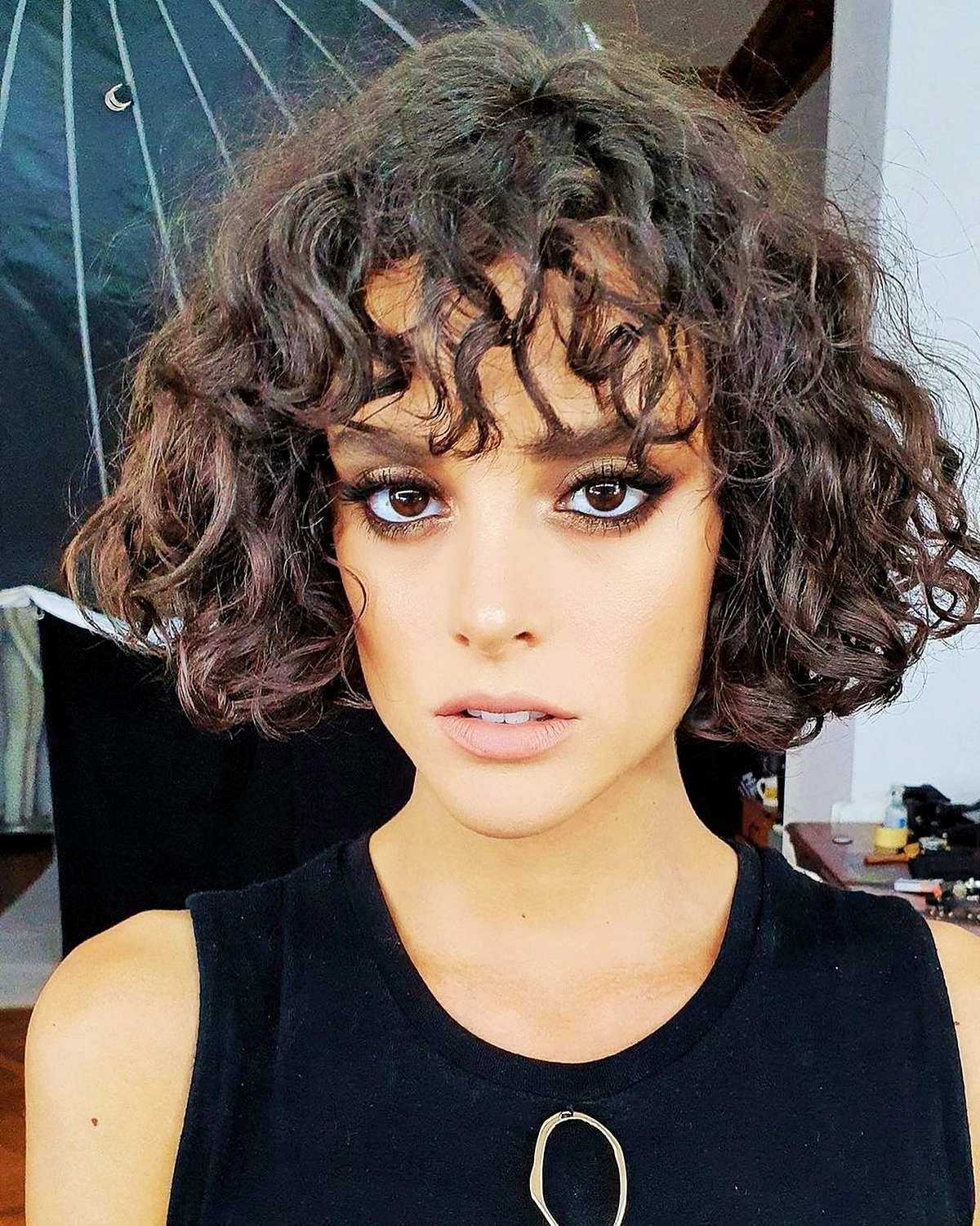 locken haarschnitt bob mit wispy bangs lockhaarfrisur 