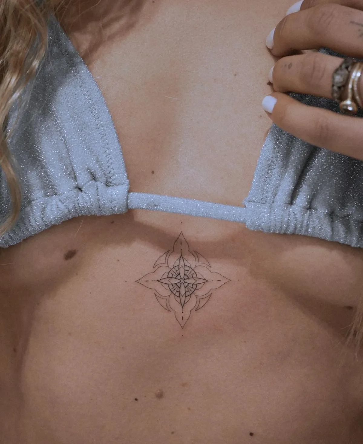 mandala tattoo dezentes motiv unter brust