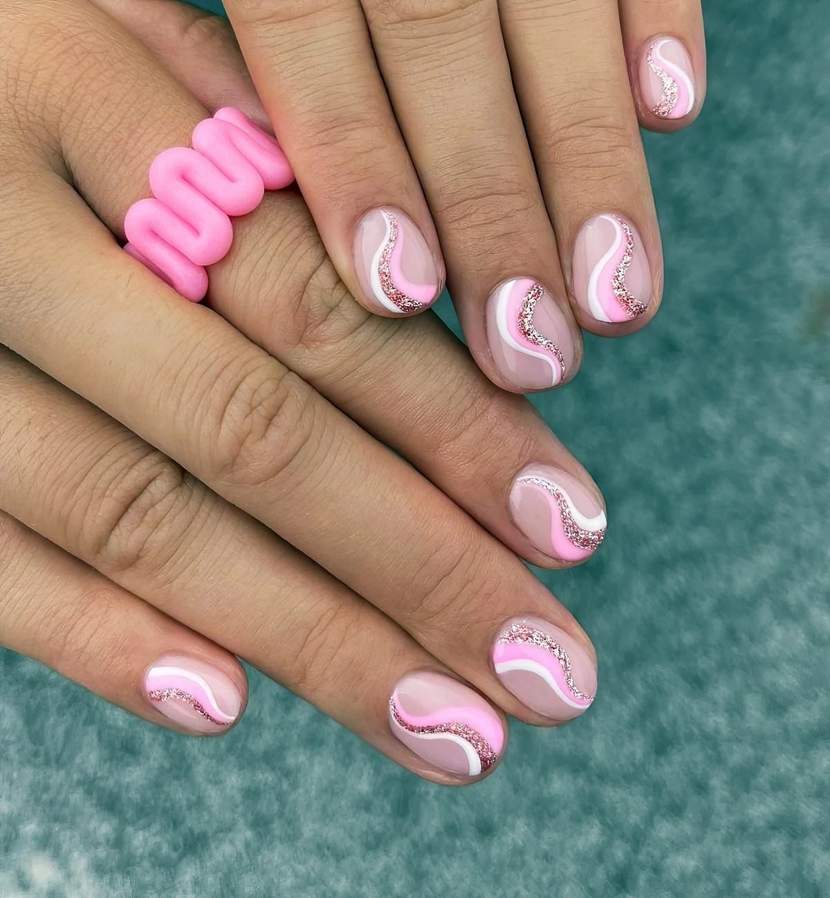 naegel rosa glitzer swirl nails design in weiss und hellrosa 