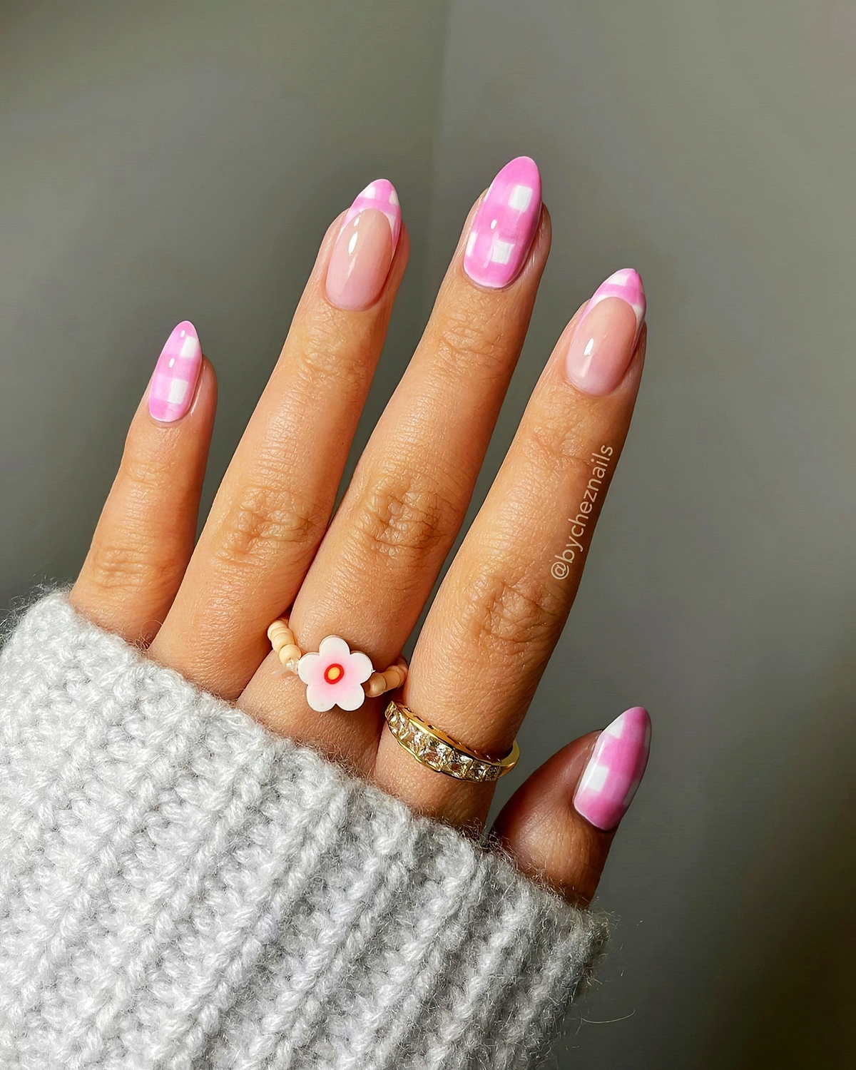 nails rosa und weiss lange naegel picknickdecke muster 