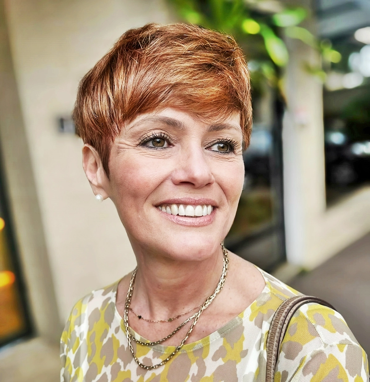 pixie cut fuer aeltere frauen rote haare kurzhaarfrisur verjungend pamela cabelos