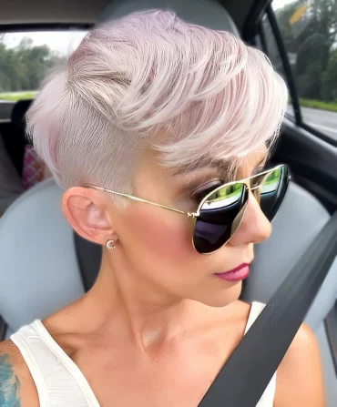 platinblonde haare pixie mit pony seitlich getragen