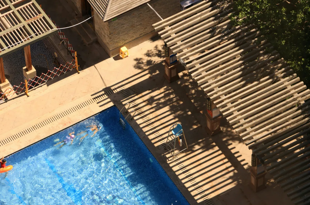 pool groß kinder schwimmen und tauchen