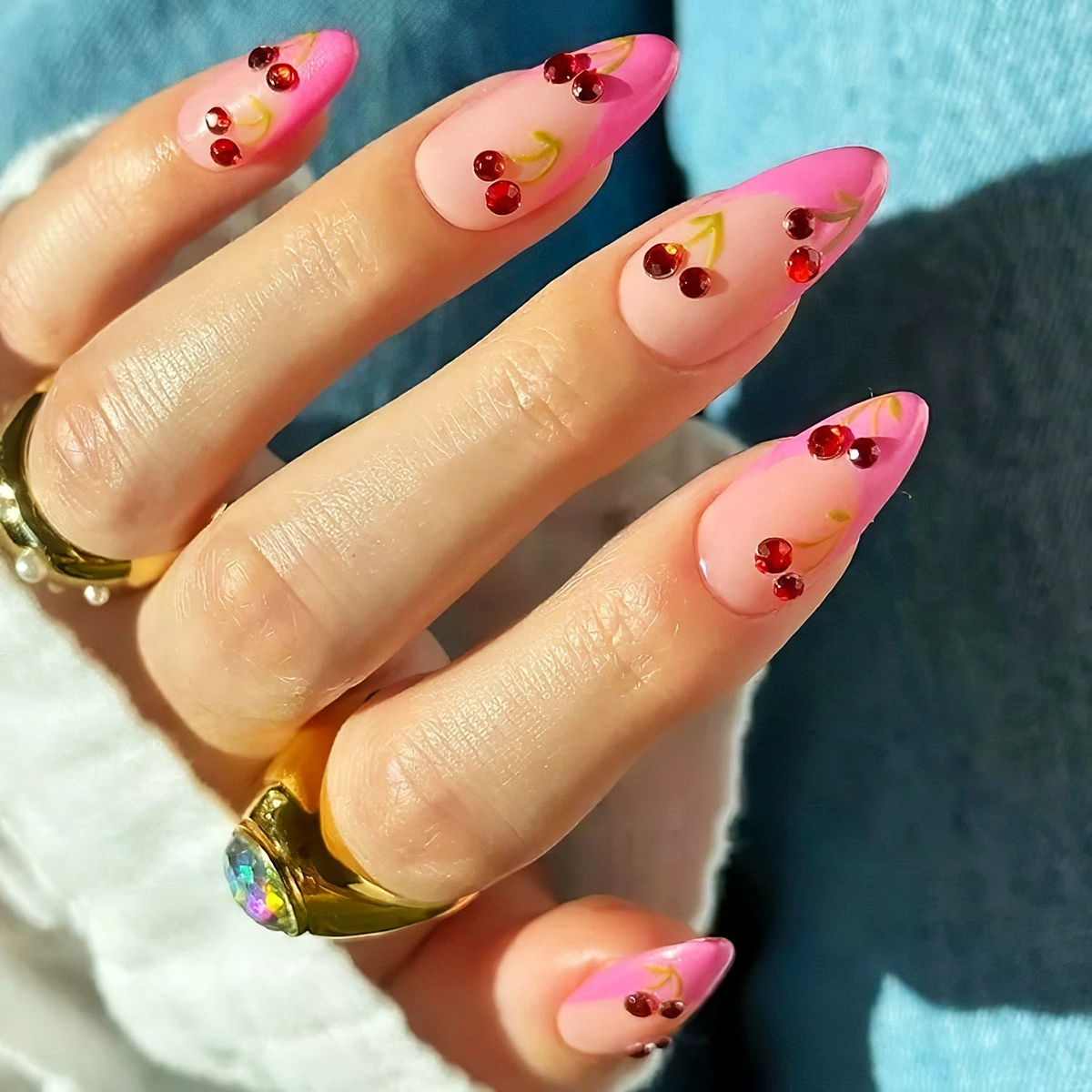 rosa nails spitze naegel mit kirschen aus strassteinen 