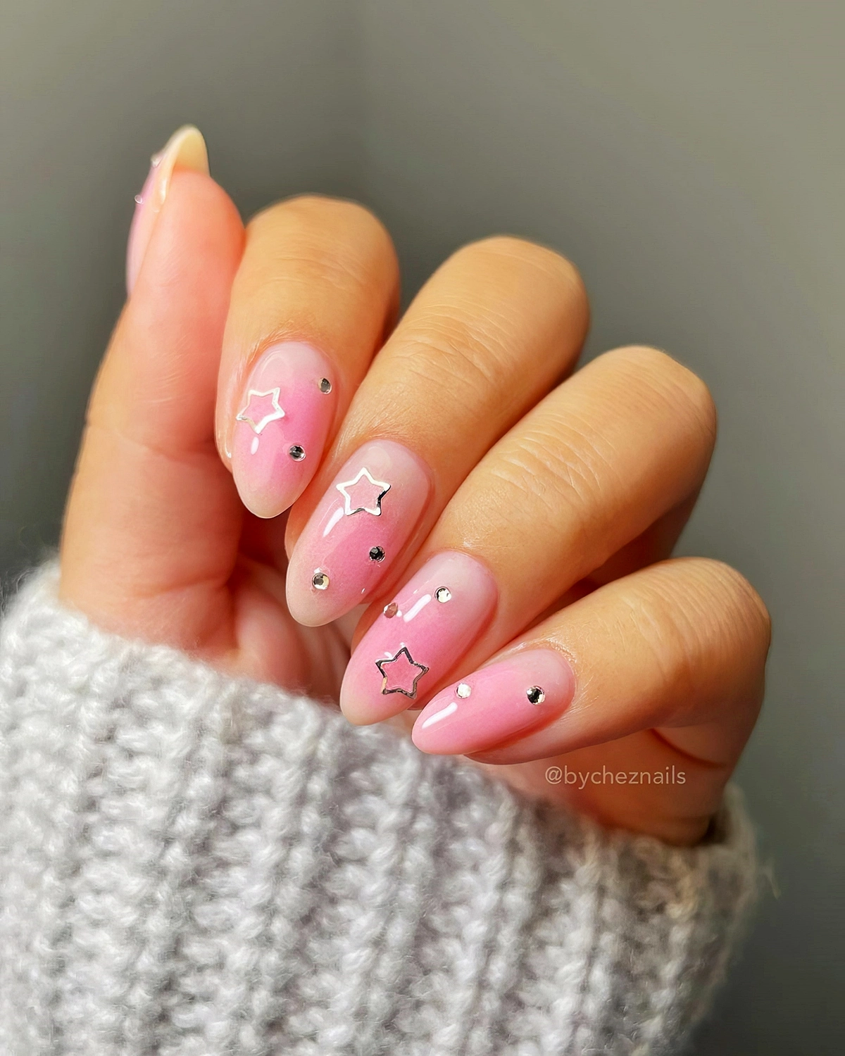 rose nails mit silbernen dekorationen babyboomer hellrosa naegel 
