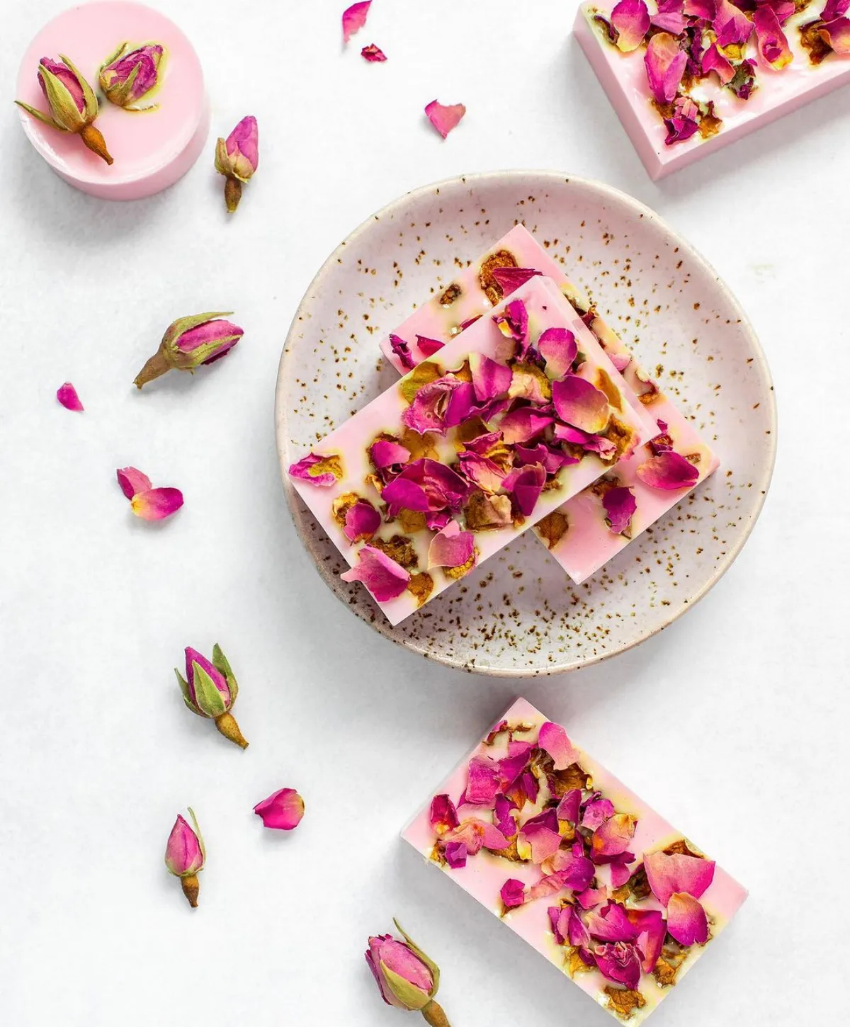 selbstgemachte seife mit rosenblättern geschenk für sie