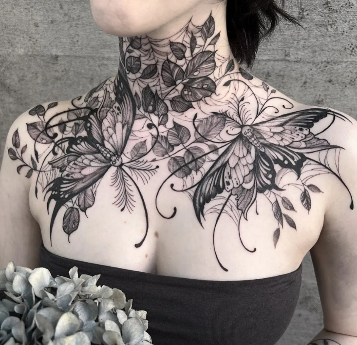 tattoo dekollete massiv pflanzen motive mit zwei schmetterlingen