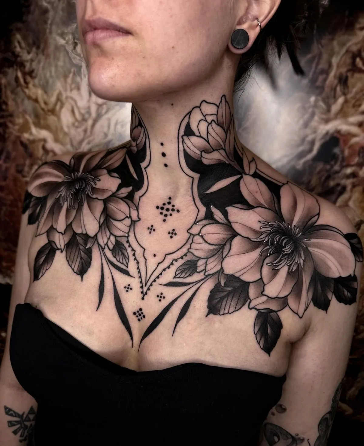 tattoo motiv für frauen dekollete zwei große blumen