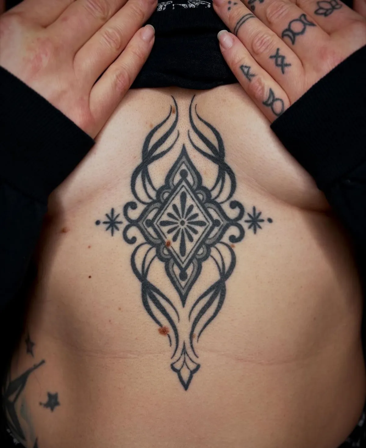 tattoo unter der brust geometrisches motiv detailliert