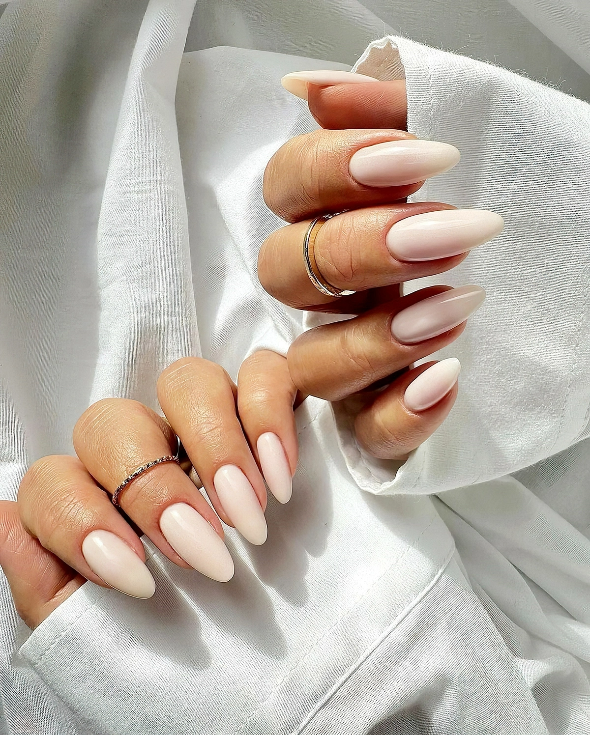 ultra lange biab naegel beige manikuere schlichte nails 