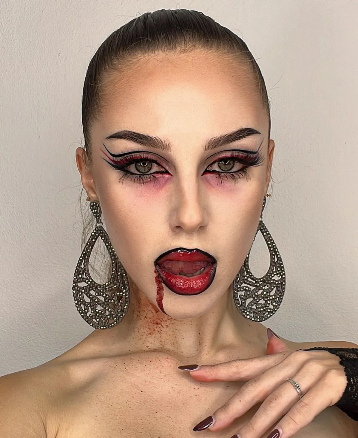 vampir make up für halloween gruselig kunstblut