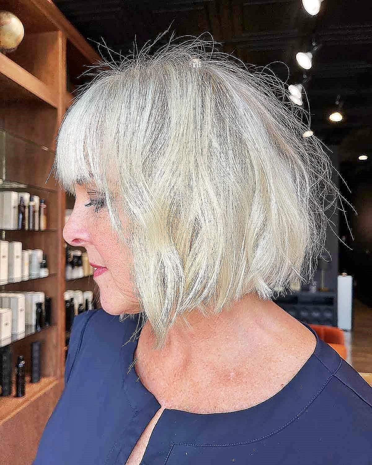 volumenschnitt fuer feines haar messy bob blonde haare ponyfrisuren damen ab 60 mollyalycecasso